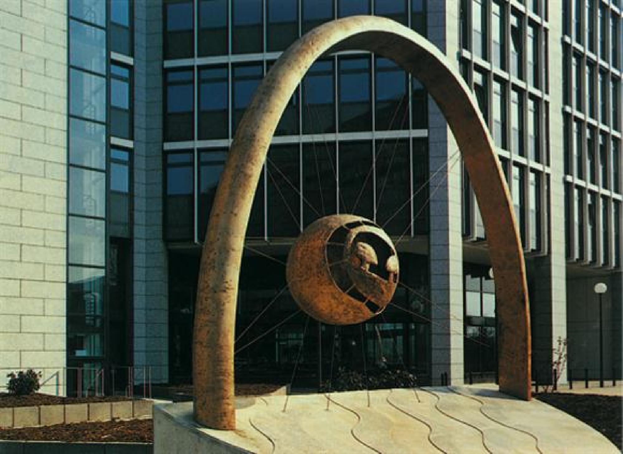 Leonard Lorenz: Focus I, Telekom Frankfurt Eschborn
1992
480 × 400 × 100 cm
bronze